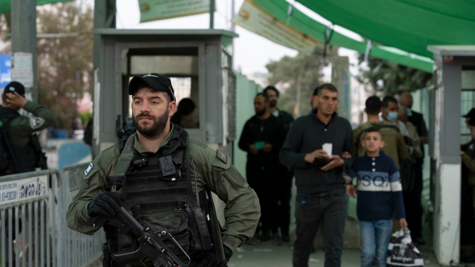 En israelisk polis vid en gränsstation mellan Betlehem och Jerusalem. Bilden är tagen den 8 april.