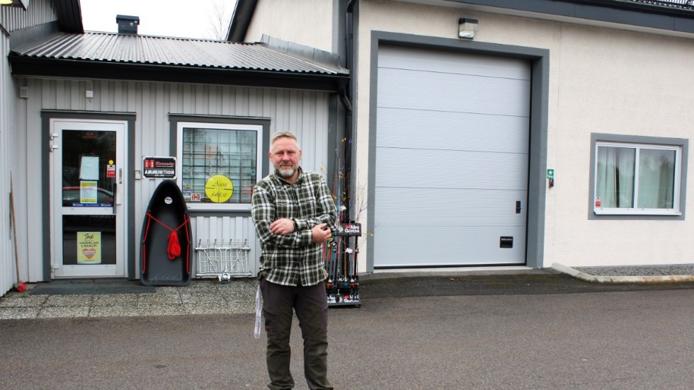 Håkan Andersson öppnade Ason jakt på förrådsgatan i oktober 2020, efter att ha drivit näthandel hemifrån under två år. Numera kan han livnära sig på butiken. På bilden syns butiken han har idag, till vänster, och lokalen där han snart öppnar nytt.