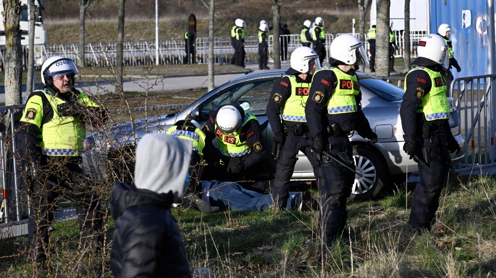 En bil körde in i avspärrningen vid högerextremisten Rasmus Paludans möte i Malmö. Föraren greps.