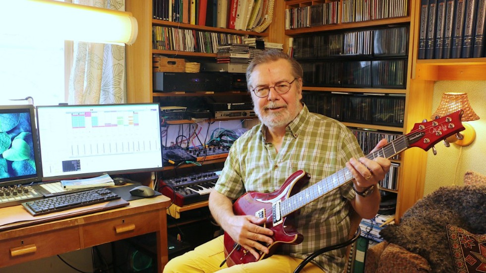 Gitarren är huvudinstrumentet. "Men jag fuskar många olika instrument" säger Bengt Falke från Högerödja mellan Storebro och Hultsfred. Han trivs bra i sin lilla studio hemma i villan.