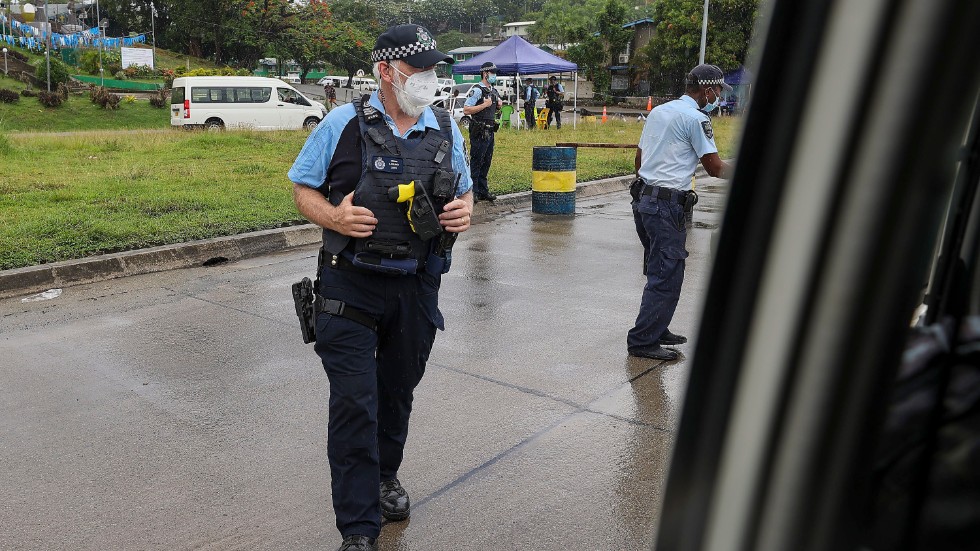 Australisk polis vid en vägspärr i huvudstaden Honiara i början av december.