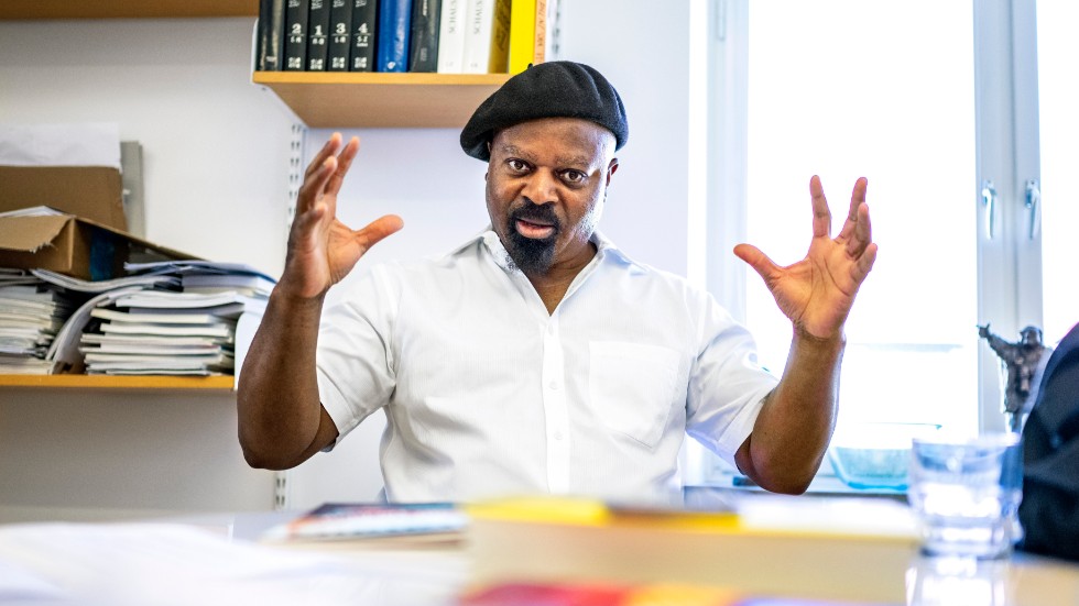 "Det är underbart, märkligt och faktiskt magiskt", säger den nigeriansk-brittiske författaren Ben Okri är i Sverige i samband med att dramatiseringen av hans böcker om andepojken Azaro har premiär på Dramaten.