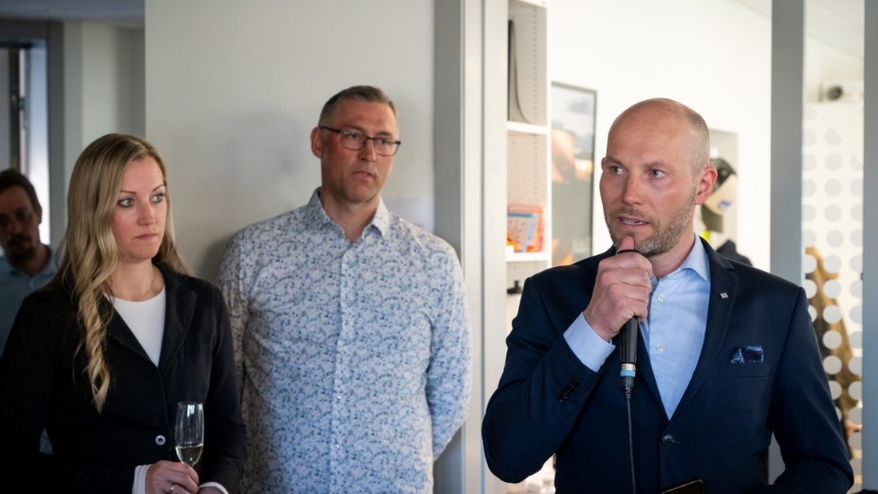 Camilla Sandström, kontorschef i Boden, Joakim Persson, vd, lyssnade på ett välkomsttal av Claes Nordmark, kommunalråd i Boden.