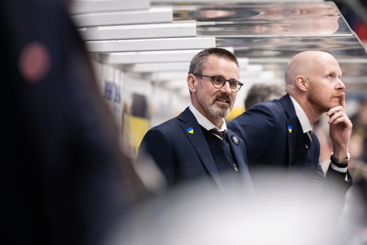 Förre AIK-tränaren hanterade pressen – hyllar gruppen