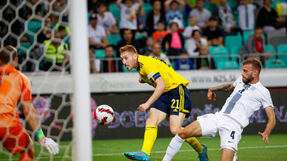 Dejan Kulusevskis gör sitt läckra 2–0-mål.