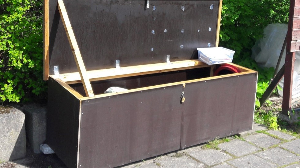Boulesällskapets bodar har ersatts med en låda för krattor med mera och kontoret inryms i en plastask, skriver Oxelösunds boulesällskap.