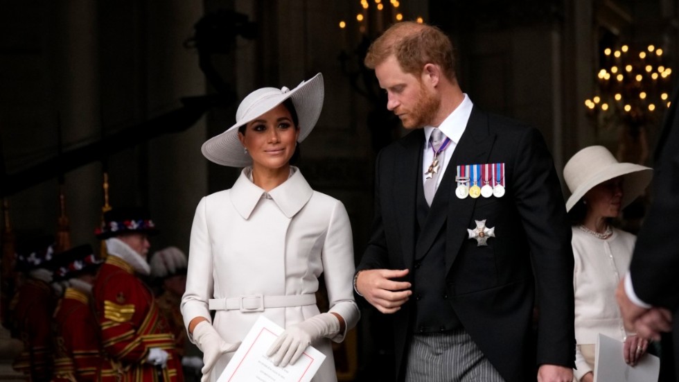 Hertigen och hertiginnan av Sussex, det vill säga prins Harry och Meghan, under fredagens tacksägelsegudstjänst i Sankt Pauls-katedralen i London.