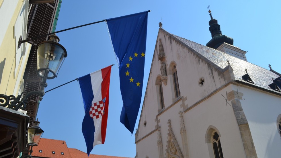 EU-flaggan och Kroatiens flagga utanför regeringskansliet och parlamentet i Zagreb. Från den 1 januari släpps Kroatien in i Schengenområdet. Arkivfoto.