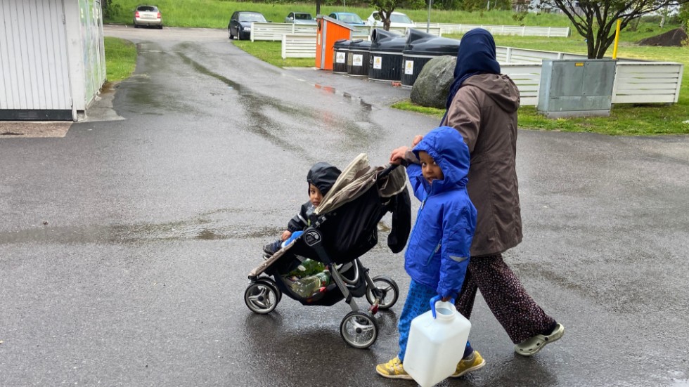 Många familjer rörde sig med sina barn i Brandkärr för att leta vatten, under torsdagsförmiddagen.