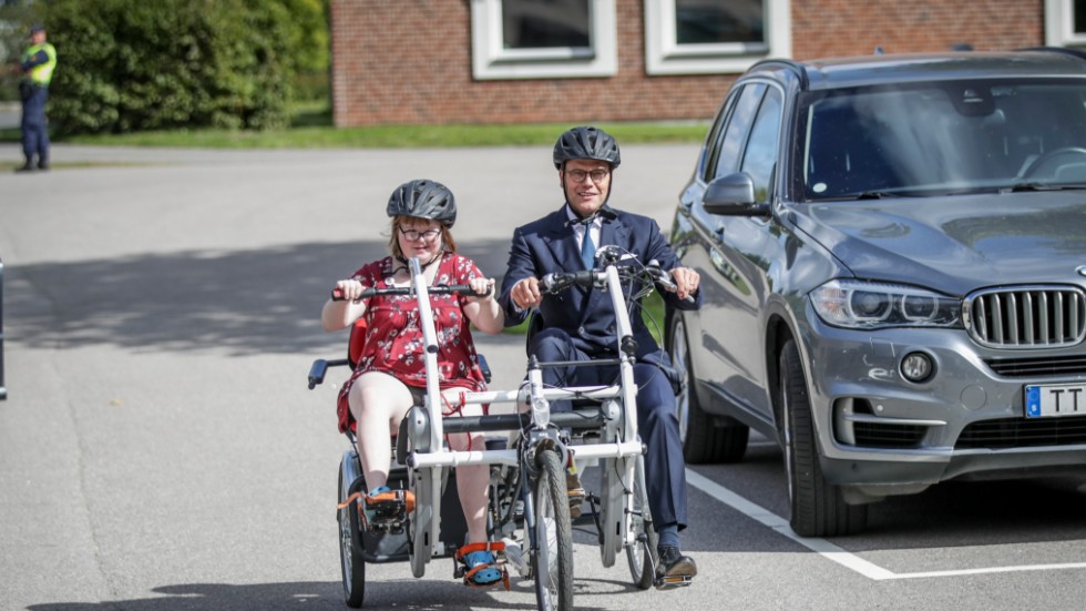 Signaturen "Mamma" letar förgäves efter en cykel med två säten.
Bilden: Prins Daniel testade en parcykel då kronprinsessparet förra året besökte Gymnasiesärskolan Kavelbrogymnasiet under sitt besök i Västra Götaland.