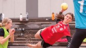 Frida, 16, är Eskilstunas första landslagsspelare i beachhandboll – så spelas det: "Väldigt annorlunda sport"