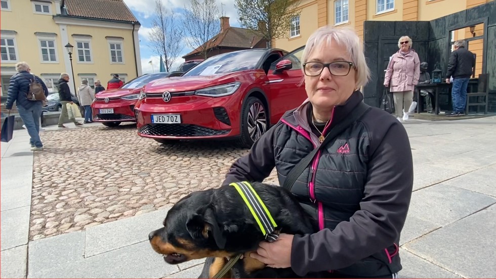 Bensin, disel eller el? Bilvärlden befinner sig i en övergång. Åsa Åberg i Brantestad och hennes man har tagit steget och köpt en elbil. Vi är väldigt nöjd. Vi kör mest till jobbet och laddar hemma så det funkar jättebra".