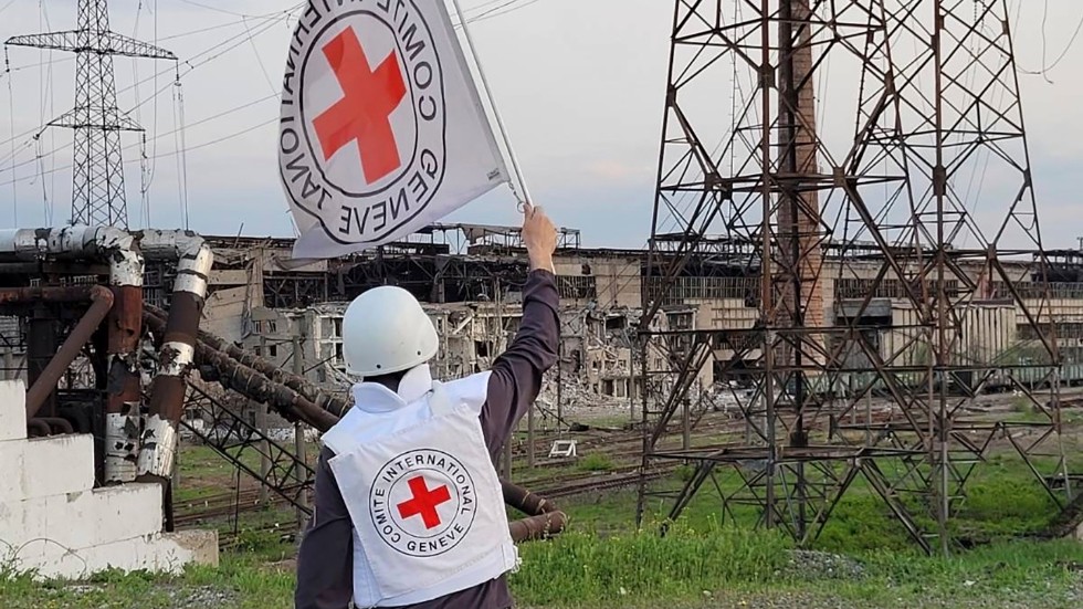 En medarbetare för Internationella rödakorskommitténs (ICRC) närmar sig stålverket Azovstal inför evakueringen av civila.