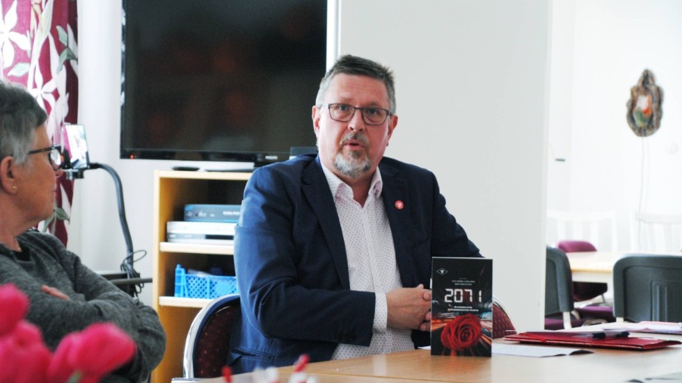 Under 1 maj-mötet i Arjeplog passade NSD:s Olov Abrahamsson på att göra reklam för boken ”2071 - På spaning efter socialdemokratins framtid”.