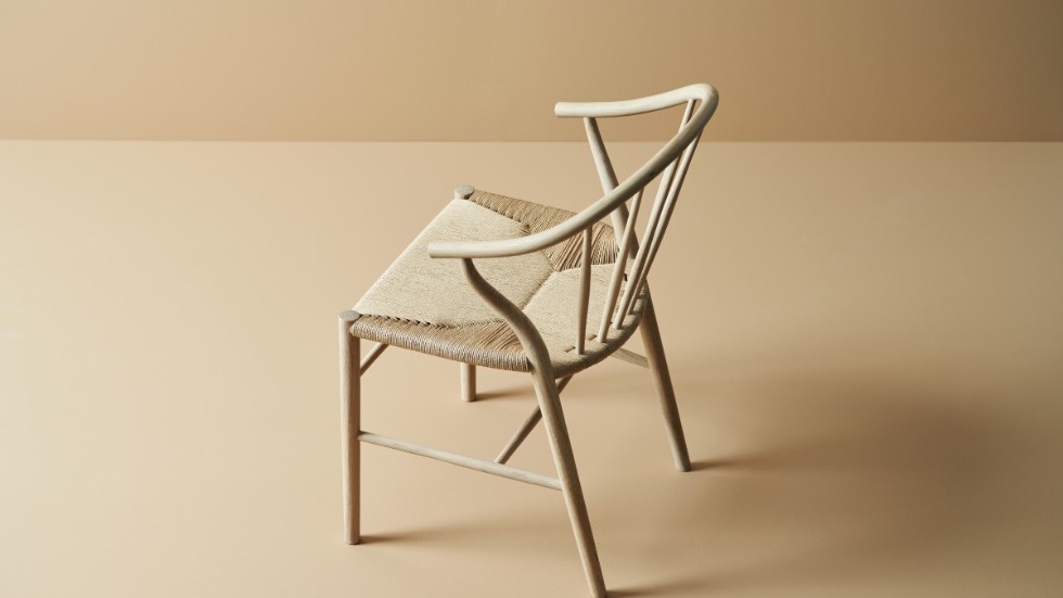 Karmstol China-Windsor är en stol som är lika skön att se på, som att sitta i. Stolen tillverkas av massiv ek som ytbehandlas med vitolja.