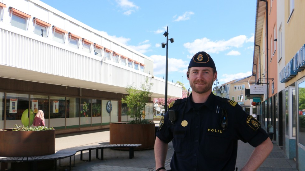 "Vi är på Gågatan så mycket vi kan" säger Andreas Rubertsson vid polisen. Synlig närvaro för att skapa trygghet i samhället.