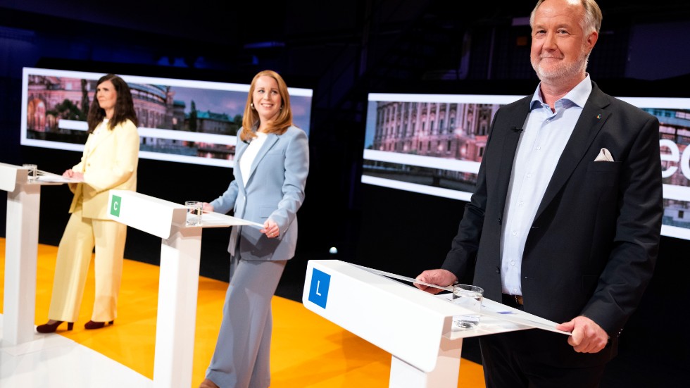 Märta Stenevi (MP) till vänster och Johan Pehrson (L) till höger har olika förslag om pensionerna – och Annie Lööf (C) i mitten har inte bestämt hur hon ska rösta. 