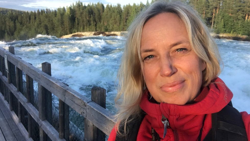Karin Åberg, här vid mäktiga Storforsen, arbetar som affärsutvecklare inom privatresor på Luleå Business Region. Hon har vanan inne att prata sig varm om länets guldkorn för såväl svenska som internationella besökare.