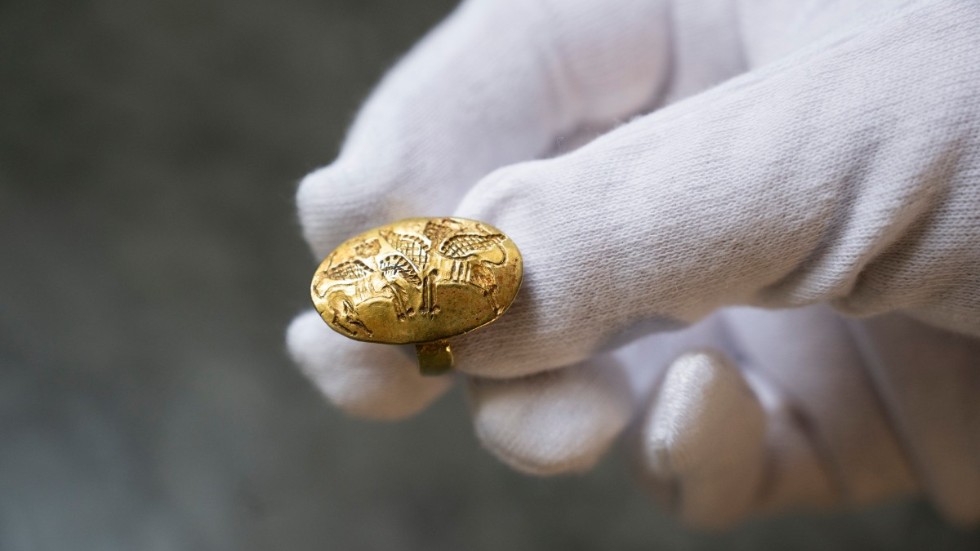 Nobelstiftelsen återlämnar en 3|000 år gammal guldring till Grekland.
