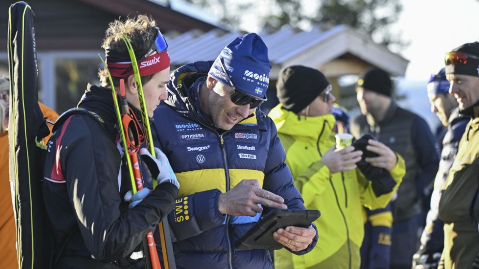 Martin Ponsiluoma med skyttetränaren Jean-Marc Chabloz under Sverigepremiären i skidskytte i Idre Fjäll.