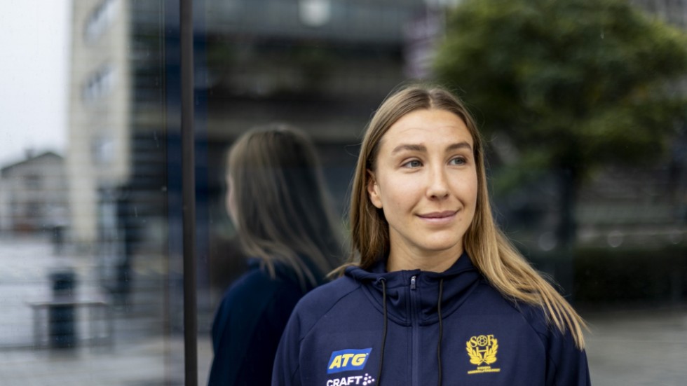 Anna Lagerquist lyfts fram som Sveriges försvarsgeneral.