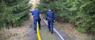 Kvinna död efter kraftig brand i sommarstuga utanför Vingåker – polisen utreder händelsen som mordbrand
