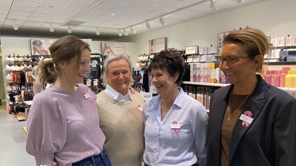 Mycket glädje och skratt när Vimmerby Tidning möter butikssäljarna Lotta Rotebäck, Carina Blom, Elisabeth Johansson och Monika Augustsson.