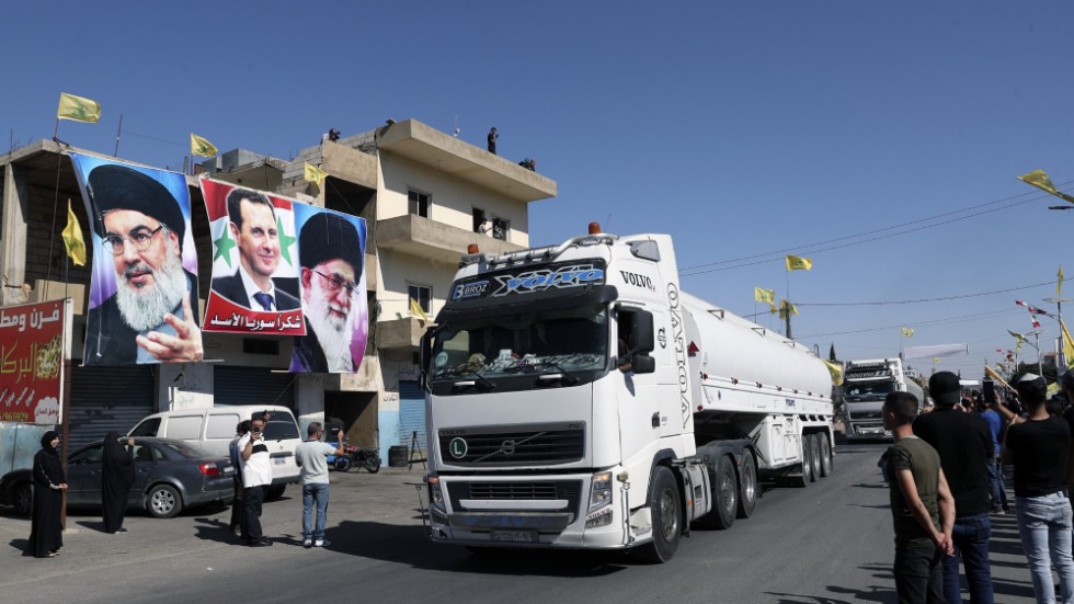 Hizbollah-anhängare firar när en konvoj med iranskt bränsle rullar in i Libanon i september 2021.