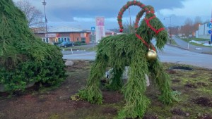 Julpyntet i Vimmerbys rondeller: "Förhoppningsvis så drar det lite i smilbanden" • Grantomtar ersätter när belysning sparas in