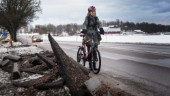 Cykelbanan totalförstörd efter plogning – Ewa tvingas ut på bilvägen istället: "Det ser ut som en krigszon"