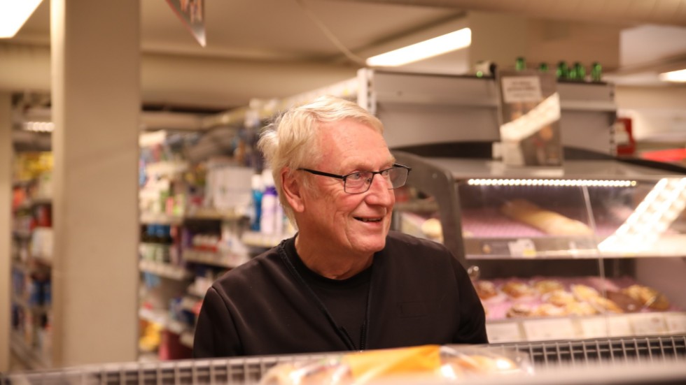 "För mig känns det jättebra, för nu är det ju dags att sluta", säger Jan Forsén om att han nu fått ett bud på Ica-butiken. "75 år, vad fasen, då är det ju dags att leva nåt annat liv."