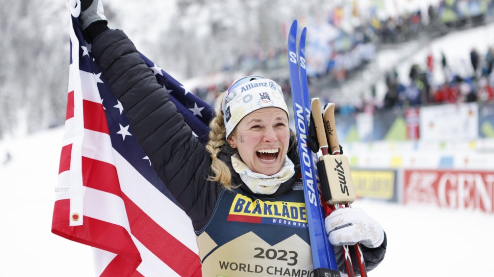 Jessie Diggins, USA, vann damernas 10 kilometer fristil på skid-VM i Planica – före Frida Karlsson (silver) och Ebba Andersson (brons).