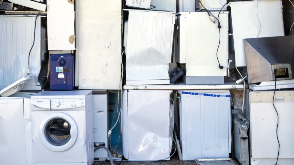 Klassas en tvättmaskin som farligt avfall eller inte? Beror det på vilken återvinningsanläggning den lämnas på, eller vilken bil man kommer i, undrar insändarskribenten.
