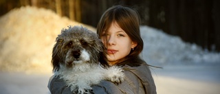 Tillsammans igen efter flykten från Kiev – nu busar tolvåriga Sana och hunden Shaun varje dag