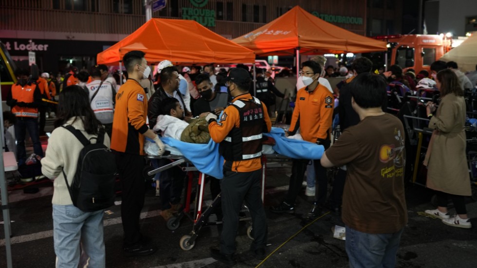 Räddningsarbetare tar hand om sårade i Seoul.