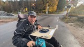 Järnvägsövergången fixad • Nu kan Mattias köra till jobbet utan rädsla att rullstolen ska fastna i rälsen 