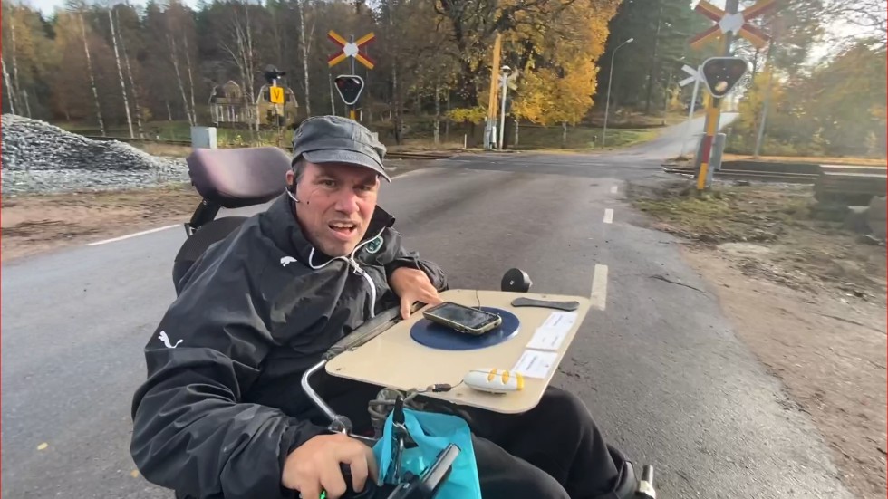 Mattias Kronstrand har varit rädd att fastna med bakhjulen på rullstolen när han passerat järnvägsövergången i Storebro på väg till och från jobbet på idrottsplatsen. "Det känns skönt att de gjort iordning den ordentligt nu" säger han.