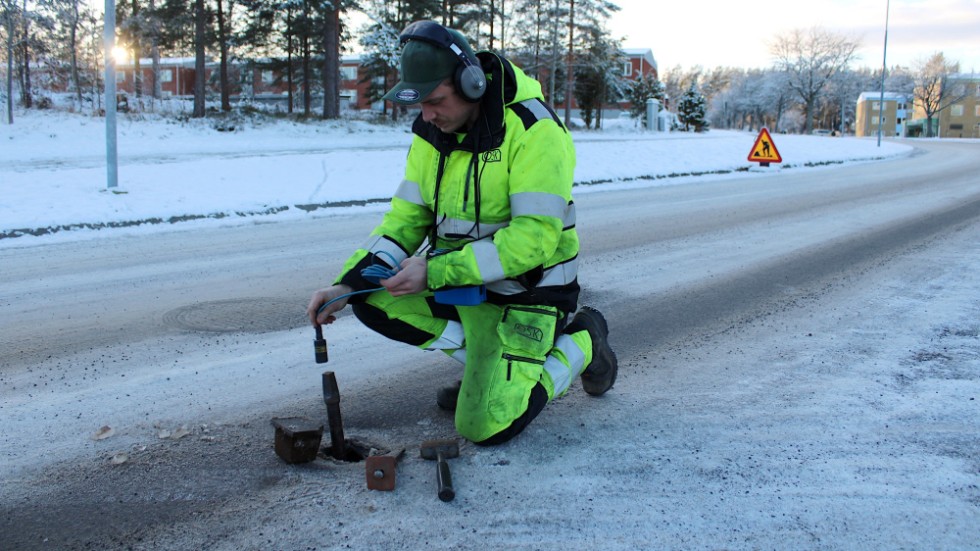 Martin Edén från gatu- och parkavdelningen på ÖSK fick uppdraget att lyssna efter vattenläckor.