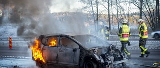 Personbil i lågor på E4 vid Påljungshage ✓Långa köer ✓Bilist filmade olyckan – bötfälldes