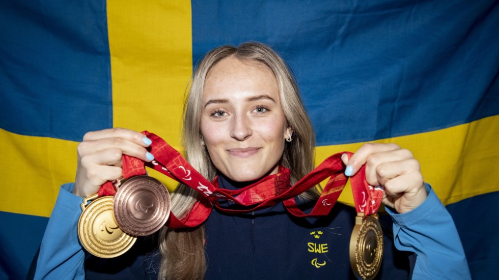 Ebba Årsjö med medaljerna från Paralympics i Peking. Nu siktar alpinåkaren på att ta hem totala världscupen. Arkivbild.