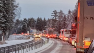 Tre bilar i krock på E4 utanför Luleå – en lindrigt skadad