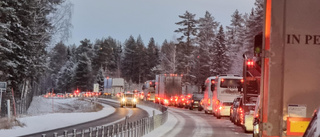Flera bilar i seriekrock på E4 utanför Luleå – två till sjukhus
