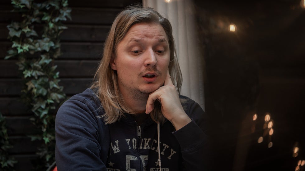 Carl kände sig kontrollerad – blev startskottet för att komma ut som ...