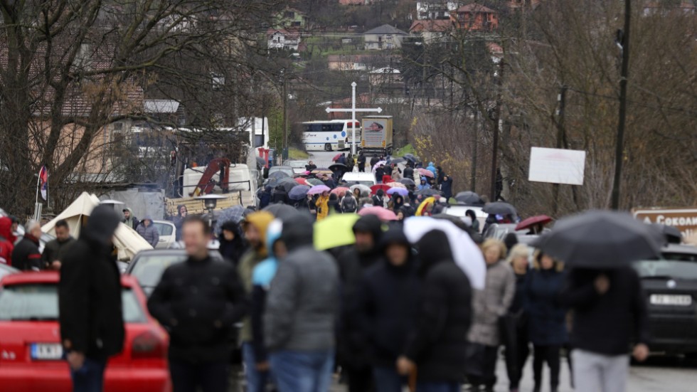 Serber blockerar vägen nära samhället Rudare, norr om Mitrovica, i Kosovo på söndagen.