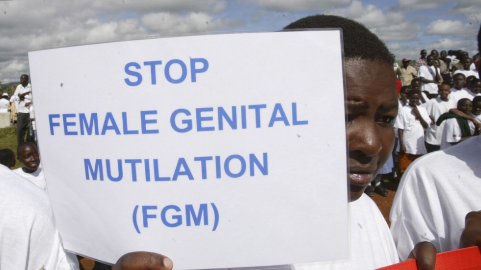 Sida ökar stödet för att stoppa kvinnlig könsstympning. Bilden är från en protest i Kenya. Arkivbild.