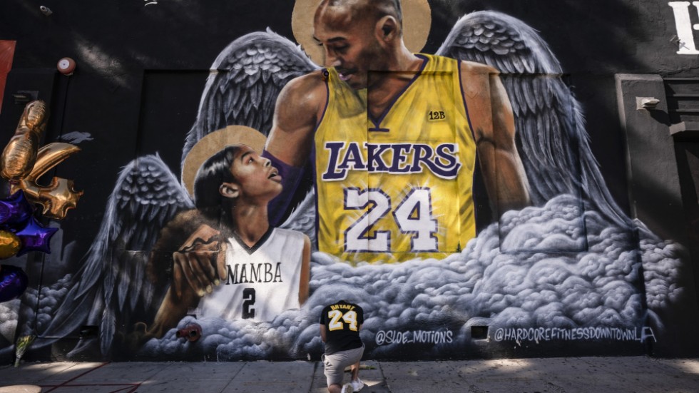 Tidigare NBA-stjärnan Kobe Bryant omkom i en helikopterolycka i januari 2020. Här avbildad och hedrad i en väggmålning i Los Angeles. Arkivbild.