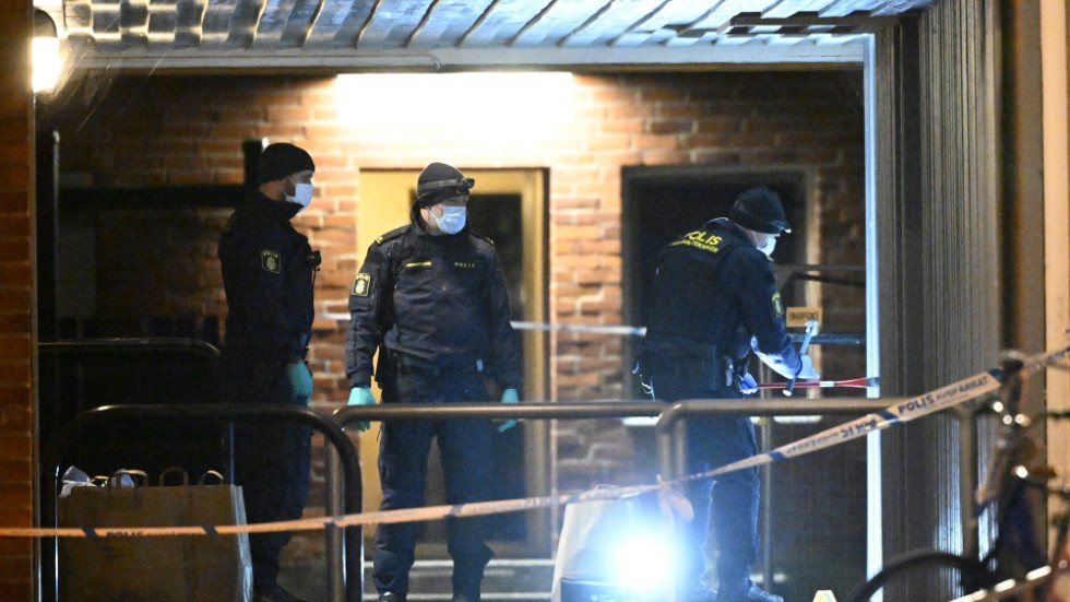 Polisens kriminaltekniker på plats efter att en 20-åring skjutits ihjäl på en innergård i stadsdelen Gamlegården i Kristianstad i september förra året. Arkivbild.