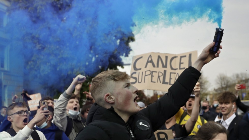 Supportrar protesterar mot den europeiska superligan 2021, här utanför Chelseas hemmaarena Stamford Bridge. Arkivbild.