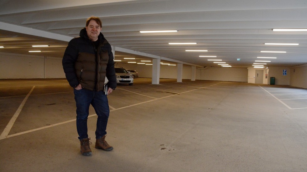 "Domusgaraget", som parkeringsgaraget i centrum ofta kallas i folkmun är lagom ödsligt för att bli en bra mordplats, tycker Samuel Karlsson.