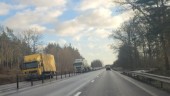 Lastbil tappade två däck – trafiken fick ledas om på E22